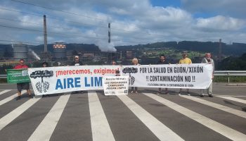 Ecoloxistes n’Aición d’Asturies realiza una carrera de relevos por Xixón para exigir transparencia a ArcelorMittal