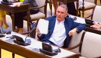 Enrique Santiago denuncia que el pacto PSOE-PP para futuras renovaciones del CGPJ es el “rescate” pagado para “liberar al secuestrado”, además de “renunciar a reformas más profundas”