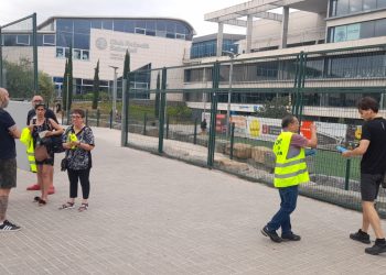 Els treballadors de neteja del Club Natació Sabadell es manifesten durant els campionats de natació artística