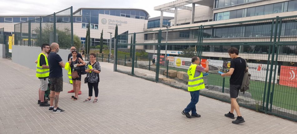 Els treballadors de neteja del Club Natació Sabadell es manifesten durant els campionats de natació artística