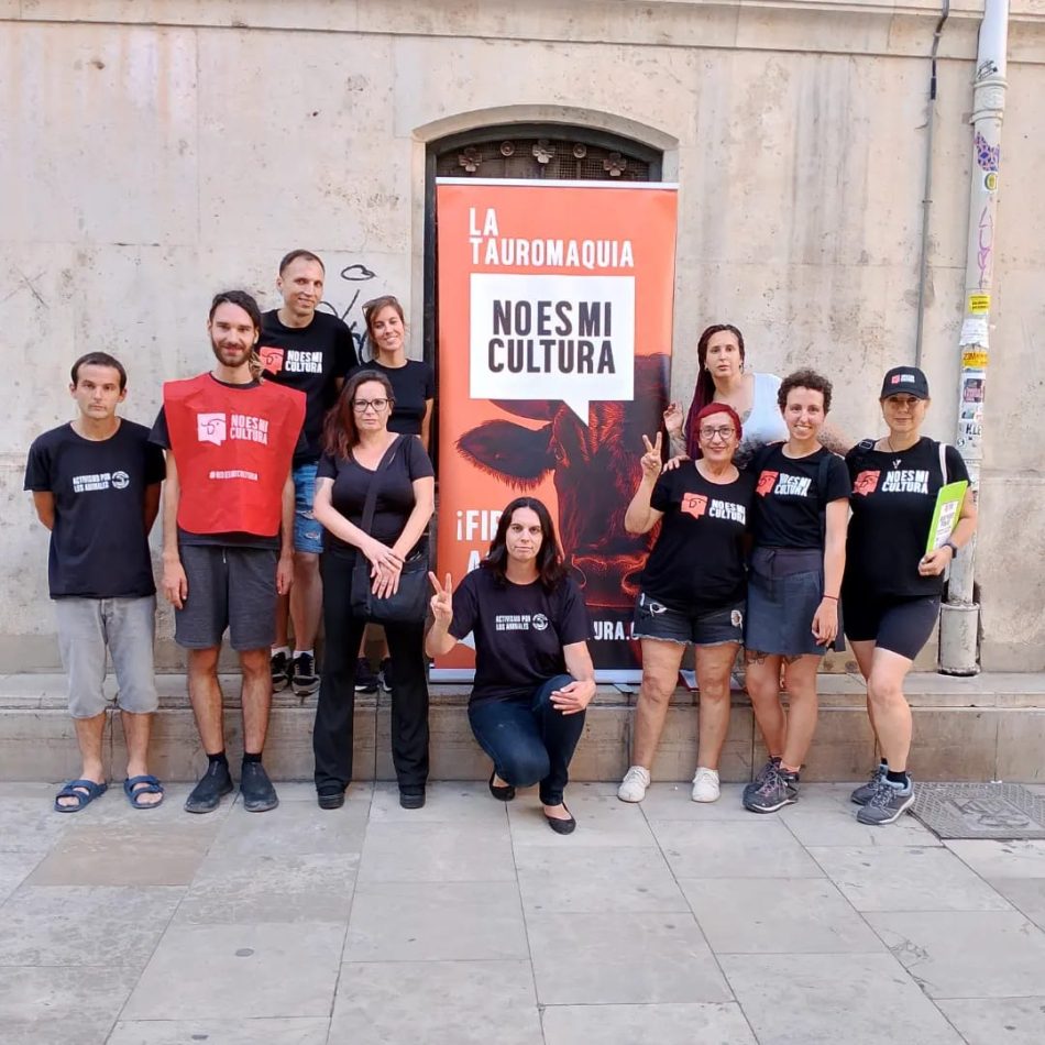 València Animal Save realiza una concienciación por el fin de la tauromaquia