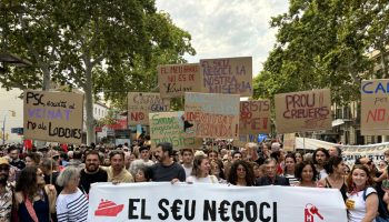 Més inspeccions a hostaleria, noves restriccions al Park Güell i destinar la taxa turística als barris: BComú proposa un paquet de mesures contra la massificació turística