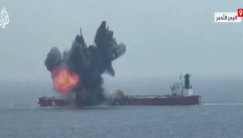 Explota un petrolero tras ataque hutí con un dron marítimo