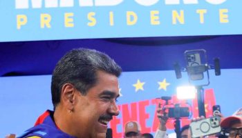 Venezuela está de pie para seguir caminando su destino, afirmó Maduro
