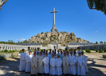 El Gobierno anuncia una Comisión innecesaria para expulsar a los monjes benedictinos que desde 2020 están ilegalmente en el Valle de los Caídos