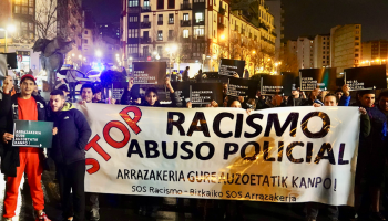 SOS Racismo Bizkaia presentó «Las Voces de la Discriminación 2023», el informe sobre el estado del Racismo en este municipio: el racismo policial, en primer lugar como agente discriminador