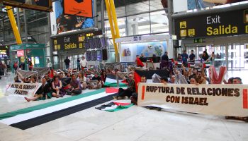 Un centenar de personas protestan en el aeropuerto de Barajas en solidaridad por Palestina