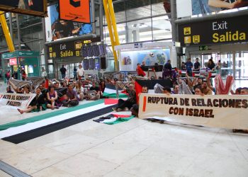Un centenar de personas protestan en el aeropuerto de Barajas en solidaridad por Palestina