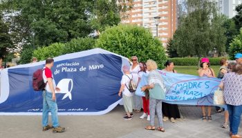 Desde el parque de las Madres, en Laviada-Xixón, envían un abrazo a las Madres de la plaza de mayo de Argentina