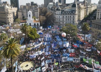 Organizaciones sociales marchan en Argentina contra las «políticas de hambre» de Milei