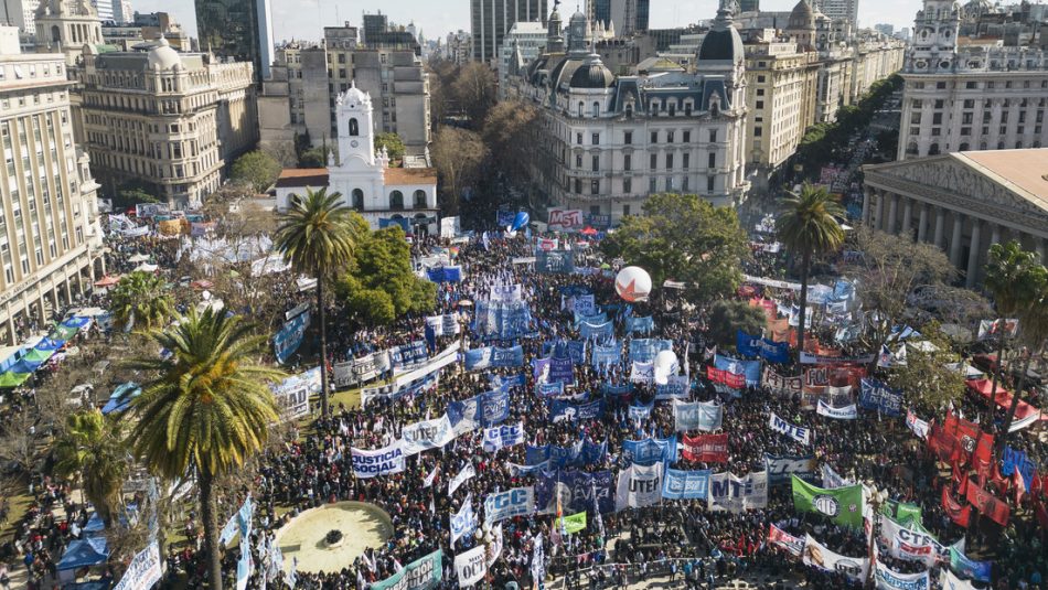 Organizaciones sociales marchan en Argentina contra las «políticas de hambre» de Milei