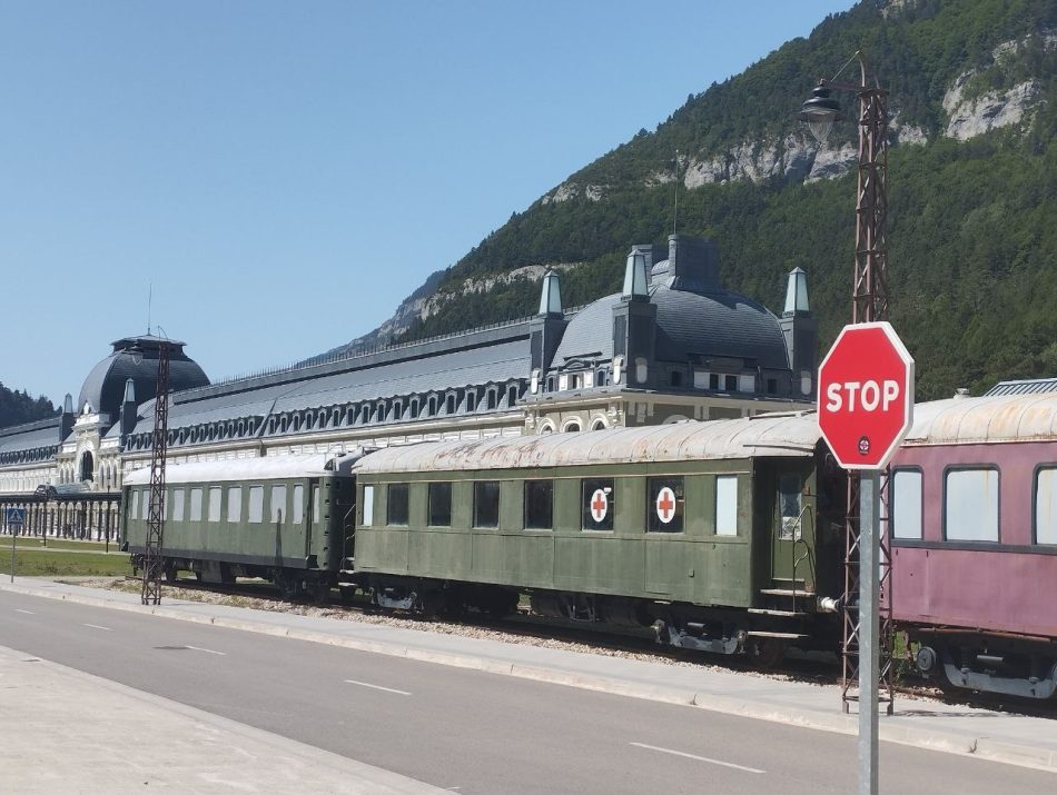 Reclaman al Gobierno de Aragón la instalación de una exposición permanente que relate la colaboración entre el franquismo y el nazismo en la Estación de Canfranc