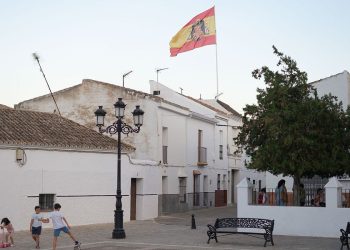 Denuncian la exhibición de una bandera con simbología franquista en una vivienda de Bornos (Cádiz)