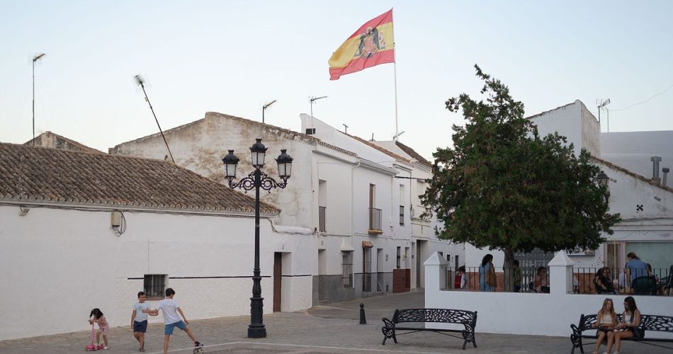 Denuncian la exhibición de una bandera con simbología franquista en una vivienda de Bornos (Cádiz)