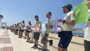 Una cadena humana denuncia los impactos de la turistificación en la playa de Valdelagrana (Cádiz)