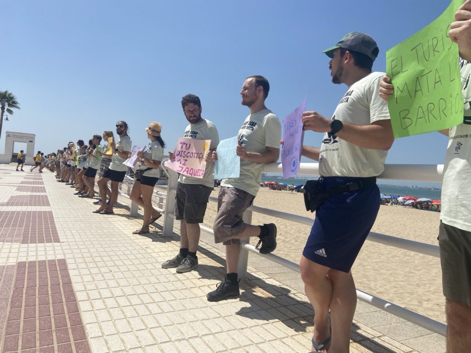 Una cadena humana denuncia los impactos de la turistificación en la playa de Valdelagrana (Cádiz)