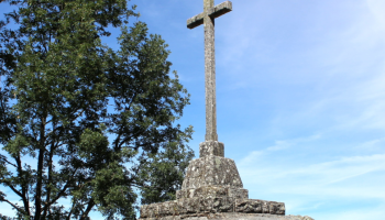 «Pola retirada inmediata do símbolo franquista no Outeiro da Obra»