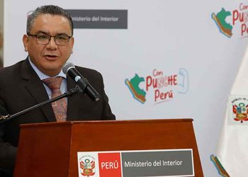 Crece demanda de renuncia de ministro tras audios reveladores en Perú