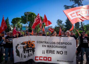 Decenas de trabajadores y trabajadoras se manifiestan contra en ERE en MasOrange