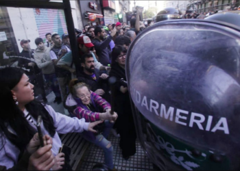 Argentina: violentas cargas policiales en la marcha de las y los jubilados