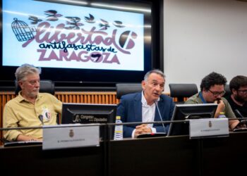 Enrique Santiago muestra su solidaridad con ‘Los 6 de Zaragoza’, reclama su indulto pero “no yendo a negociar con el PSOE, sino presentando 1 millón de firmas en el Ministerio de Justicia”