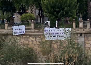 Palacio de Justicia de Murcia amanece con una pancarta frente a su sede contra la sentencia que libra de la cárcel a 13 acusados de prostituir menores en Murcia