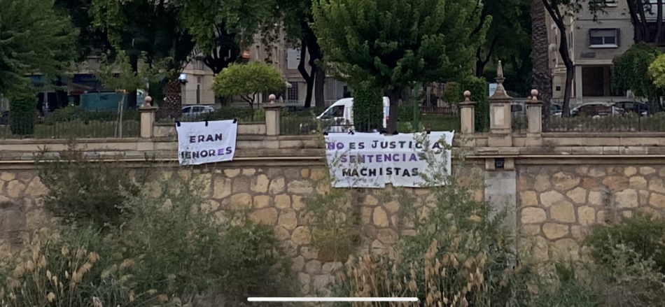 Palacio de Justicia de Murcia amanece con una pancarta frente a su sede contra la sentencia que libra de la cárcel a 13 acusados de prostituir menores en Murcia