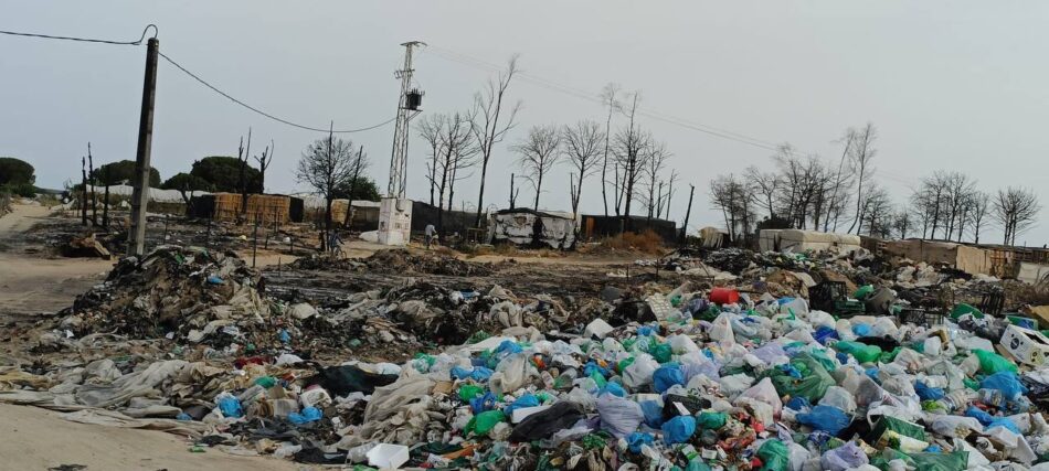 APDHA denuncia las condiciones de insalubridad en que se ven obligados a vivir los temporeros de Palos de la Frontera y Lucena del Puerto