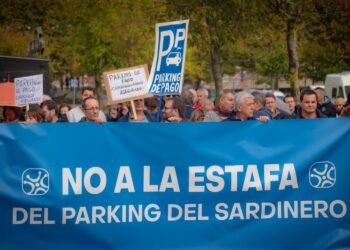 Varios centenares de personas protestan en Santander contra “la estafa del parking del Sardinero”