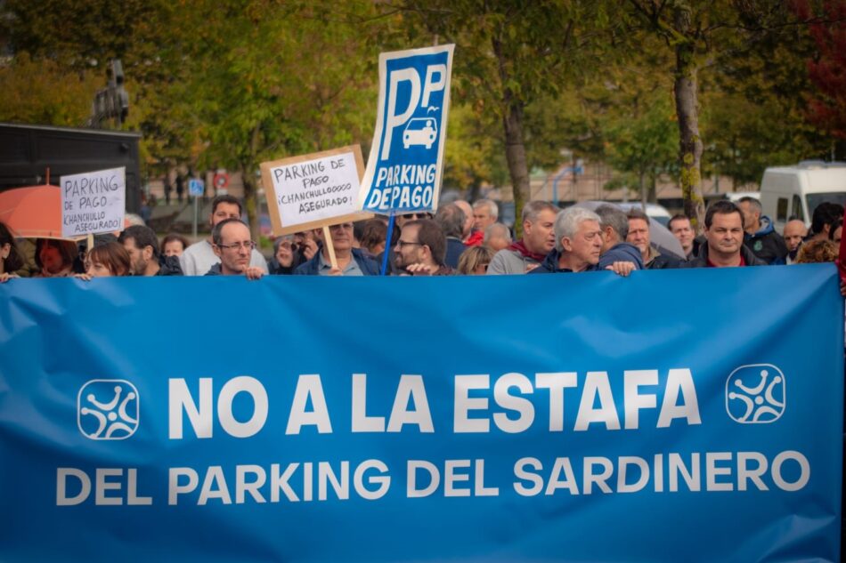 Varios centenares de personas protestan en Santander contra “la estafa del parking del Sardinero”