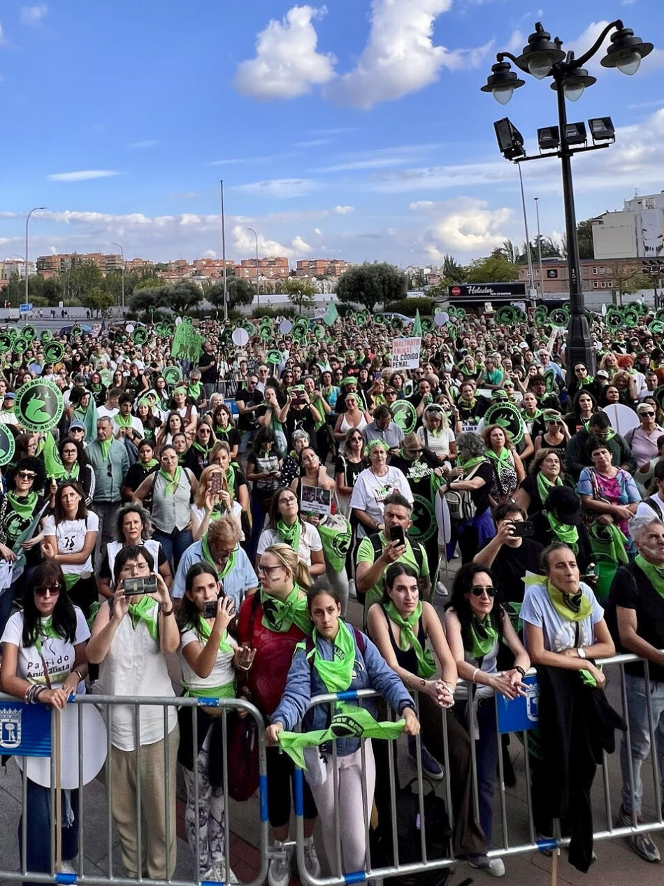 PACMA congrega a miles de personas contra la tauromaquia en la explanada de Las Ventas