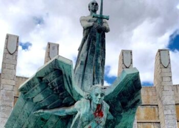 La ARMH ya ha registrado su petición para personarse en el expediente para la protección del monumento a Franco