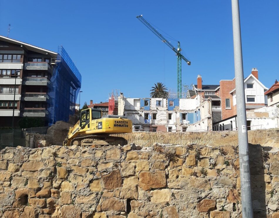 Elkarrekin Podemos y EH Bildu denuncian la falta de voluntad política de la alcaldesa de Getxo tras convocar una comisión extraordinaria de mínimos para investigar el derribo de Irurak Bat