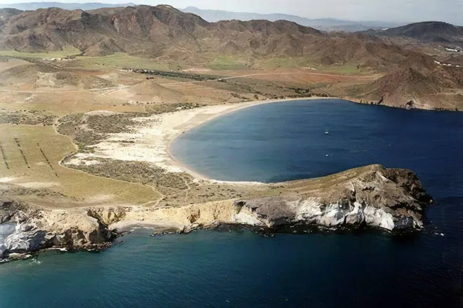 Verdes EQUO lleva al Parlamento andaluz la construcción de un hotel en la bahía de Genoveses