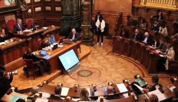 Los grupos municipales de ERC, Junts-TriasxBCN, BComú y PP piden una comisión extraordinaria para debatir el informe de inicio de curso escolar 24-25