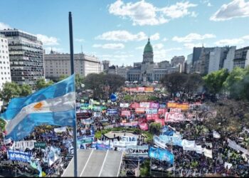 Argentina se moviliza en defensa de la enseñanza pública