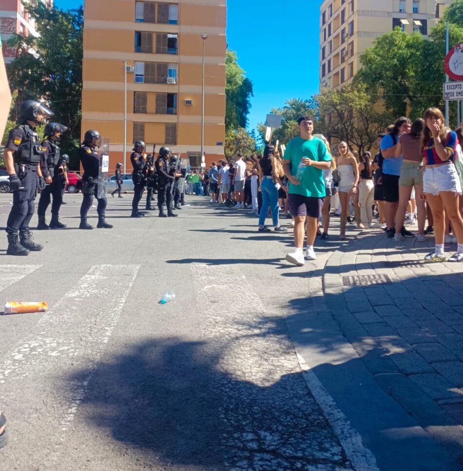 Izquierda Unida condena la “desproporcionada respuesta policial contra estudiantes en Murcia que solo pedían explicaciones sobre su futuro”