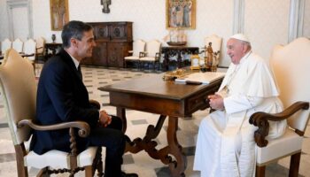 Pedro Sánchez despacha en el Vaticano asuntos que no competen al papa