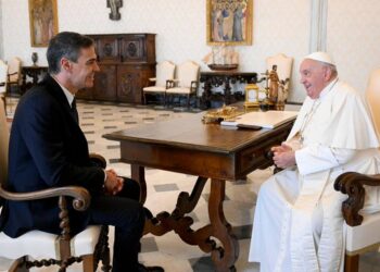 Pedro Sánchez despacha en el Vaticano asuntos que no competen al papa