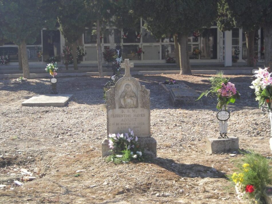 Una lápida en el cementerio de Tardienda