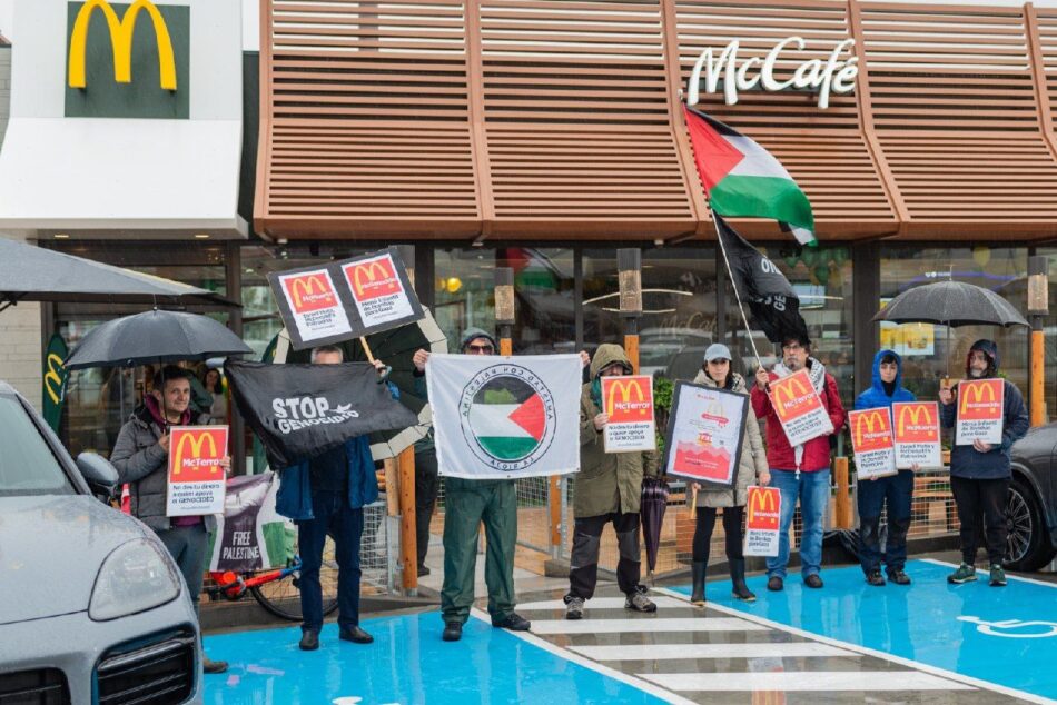 Boicot a McDonald’s: activistas de la Acampada por Palestina de La Rioja se manifiestan ante el nuevo establecimiento de la multinacional en Villamediana/Logroño