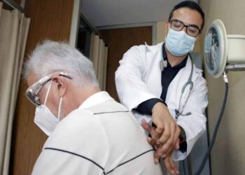 Gobierno mexicano inicia contratación de médicos para programa social