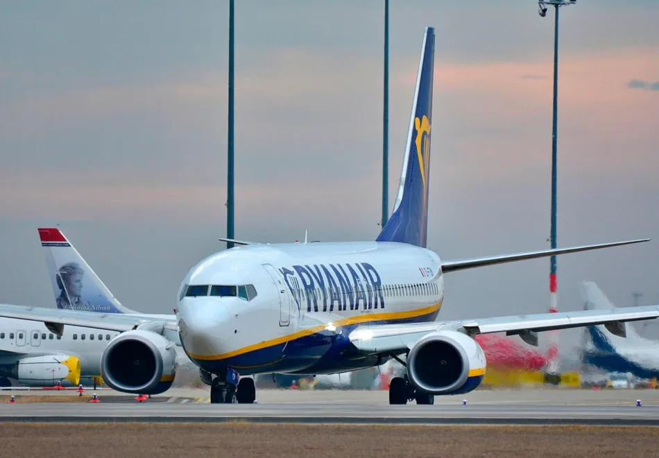 FACUA advierte a Ryanair de que no emitir tarjetas de embarque en el aeropuerto es ilegal