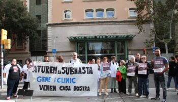 Decenas de inquilinas denuncian la subasta de cinco fincas públicas del Hospital Clínic de Barcelona a fondos buitre