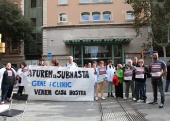 Decenas de inquilinas denuncian la subasta de cinco fincas públicas del Hospital Clínic de Barcelona a fondos buitre