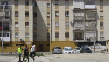 La Agencia de Vivienda y Rehabilitación (AVRA), de la Junta de Andalucía deja sin ascensores a vecinos de la Barriada Martínez Montañés, en el Polígono Sur de Sevilla