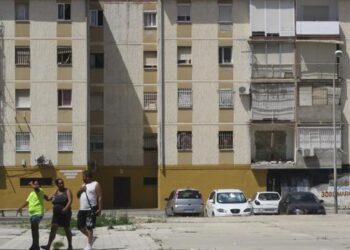 La Agencia de Vivienda y Rehabilitación (AVRA), de la Junta de Andalucía deja sin ascensores a vecinos de la Barriada Martínez Montañés, en el Polígono Sur de Sevilla