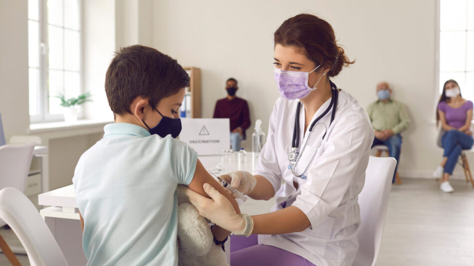 Enfermeras/os de los centros de salud de Madrid: “O vacuno o cuido de mis pacientes. Las dos cosas a la vez es imposible”