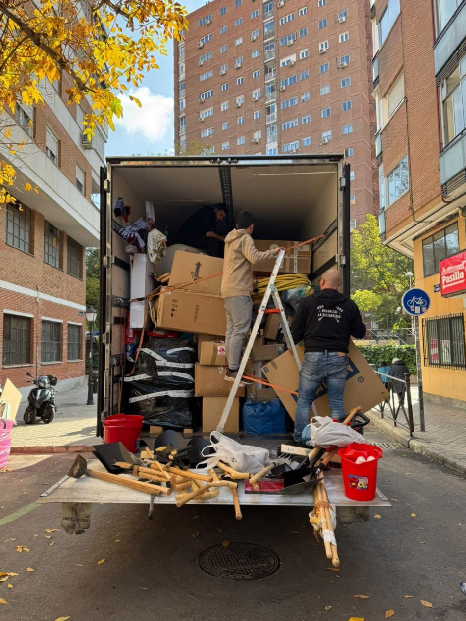 El PCE en Madrid moviliza tres camiones con más de 20 toneladas de ayuda para los damnificados por la DANA