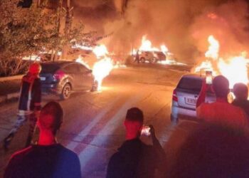 Colonos israelíes queman coches de palestinos en Cisjordania